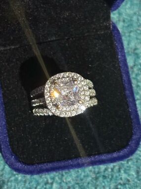 NWT Beautiful cubic zirconia ring in Silver-tone setting, dazzling, size 9
